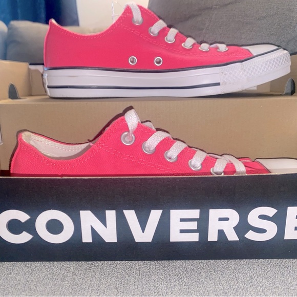 BNWT Chuck Taylor All Star Low- Top Converse . 🩷 - Picture 1 of 4